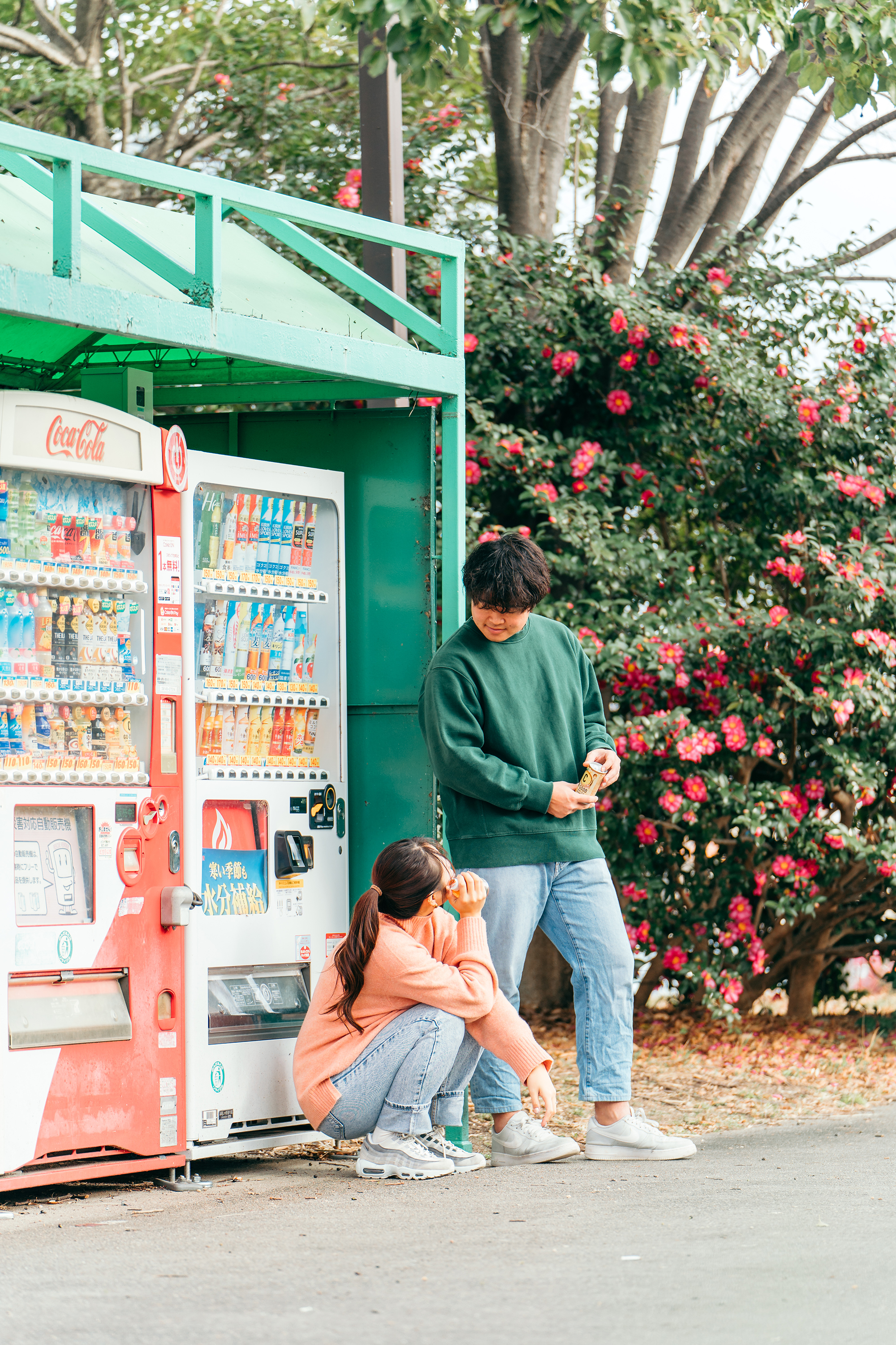 カップル自動販売機の前の写真